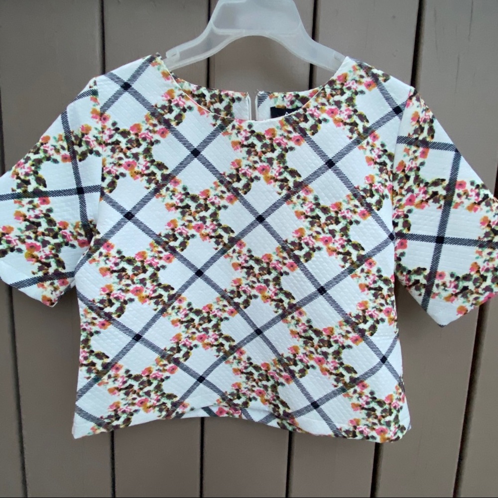 NWOT AX Paris crop short sleeve flower zip blouse